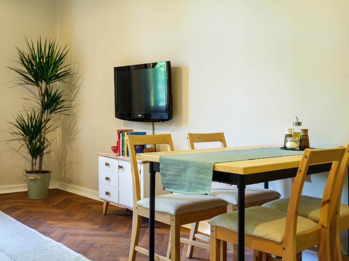 Bed & Beige Apartment / Kochanowskiego St, Krakow